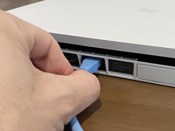 PS4本体にLANケーブルの反対側を接続します