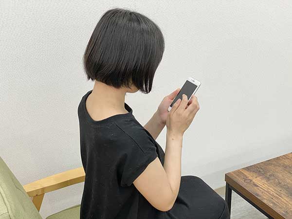 スマホをさわる女性