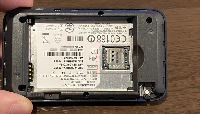 502HWにSIMカードを入れる