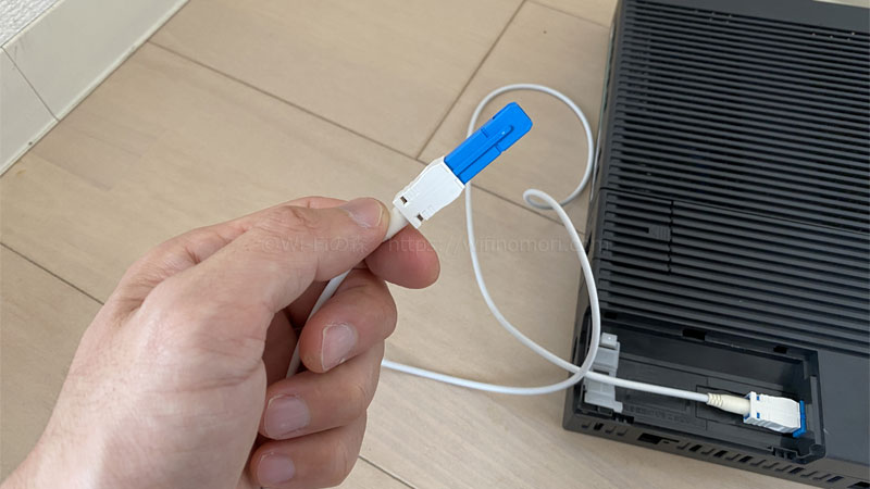 壁に設置されている光コンセントとHGWを光ケーブルで接続します。