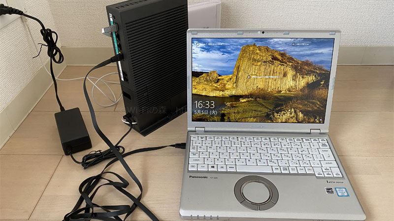 パソコンとHGWをLANケーブルで接続します。