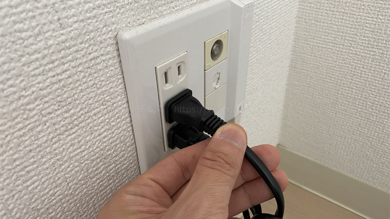 光BBユニットのACアダプタを挿して電源を入れましょう。