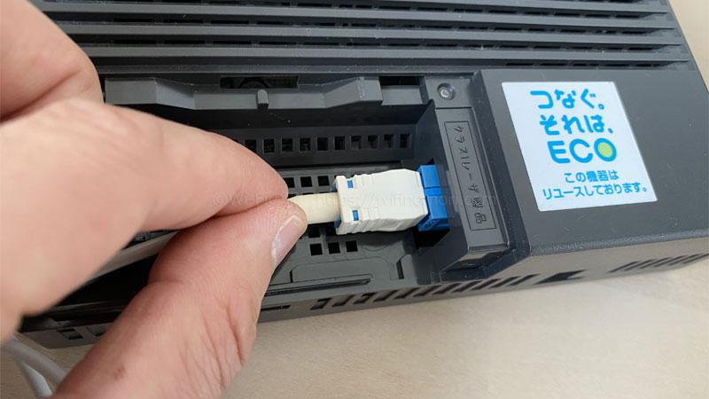 ONUに光ケーブルの片一方を挿し、もう片一方を光コンセントに挿します。