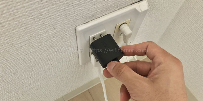 ACアダプタをコンセントに挿す