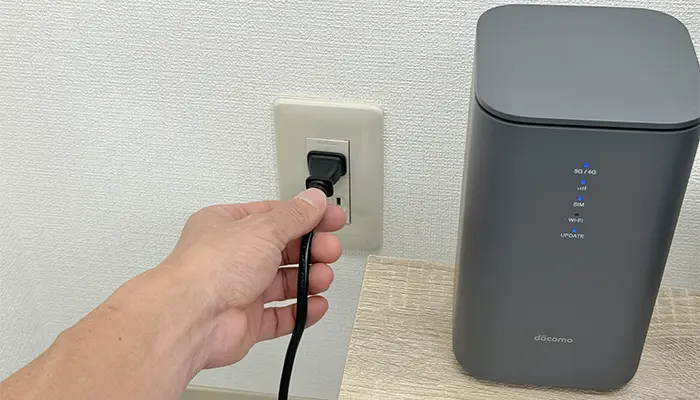 ドコモhome5Gをコンセントに挿している写真