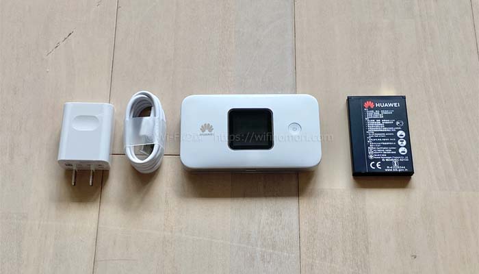 中身は、ルーター本体、ACアダプタ、USBケーブル、バッテリー、説明書です。