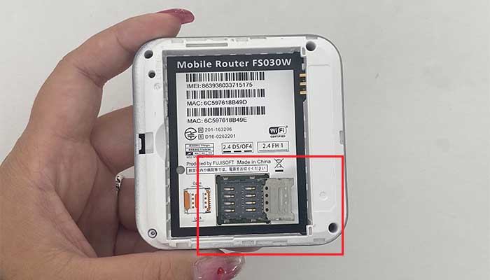 【FS030W】SIMカードを入れる前2