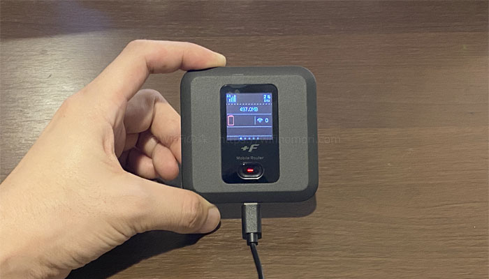 バッテリーを外した状態でも、USBケーブルを繋げば使えます。