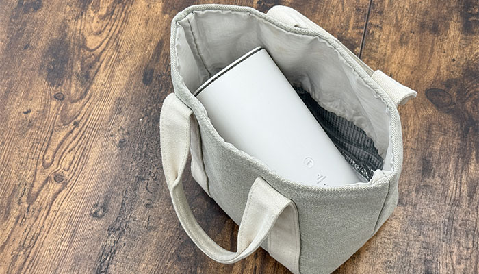 GMOとくとくBB WiMAXのホームルーターをカバンに入れて持ち出そうとしている写真