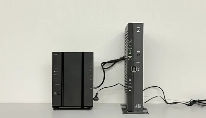 HGWと無線ルーターを接続している写真