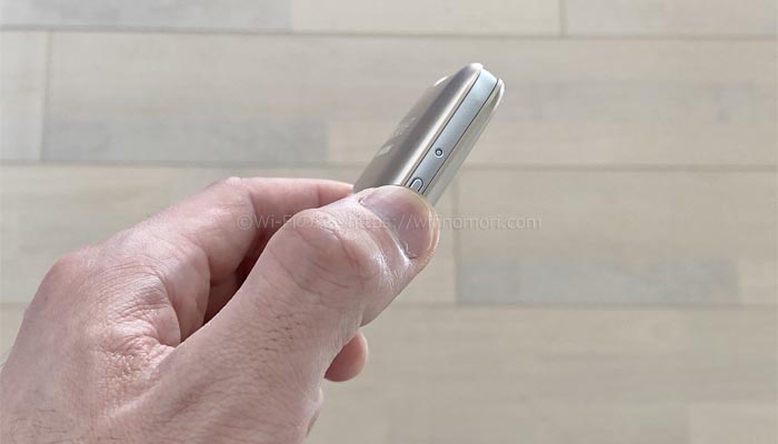 ルーター側面にある電源ボタンを長押しして電源を入れます。