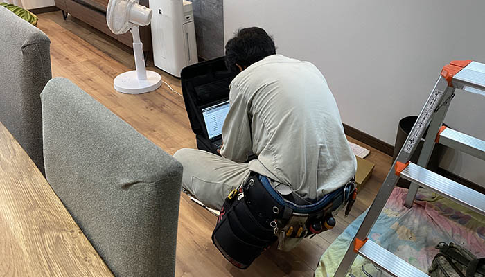 光回線の通信テストを実施ている写真