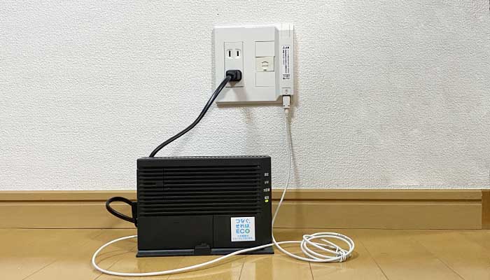 ONUと光コンセントを接続している
