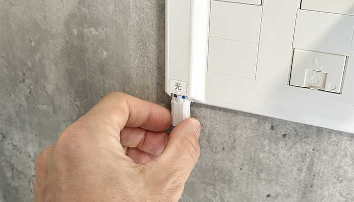 光コンセントに光ケーブルを差し込んでいる