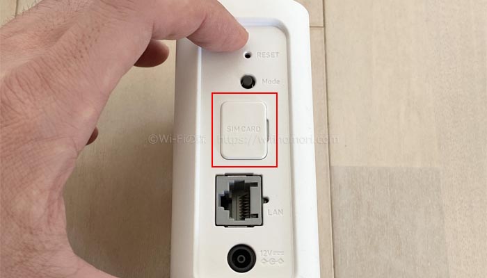 HOME 02は背面にSIMカードスロットがある