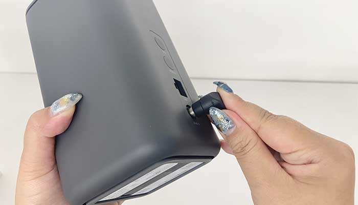 【HR01】ACアダプタを差し込む