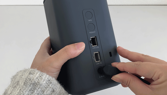 【HR02】ACアダプタを差し込む