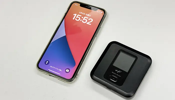 iPhoneとポケット型WiFiの写真