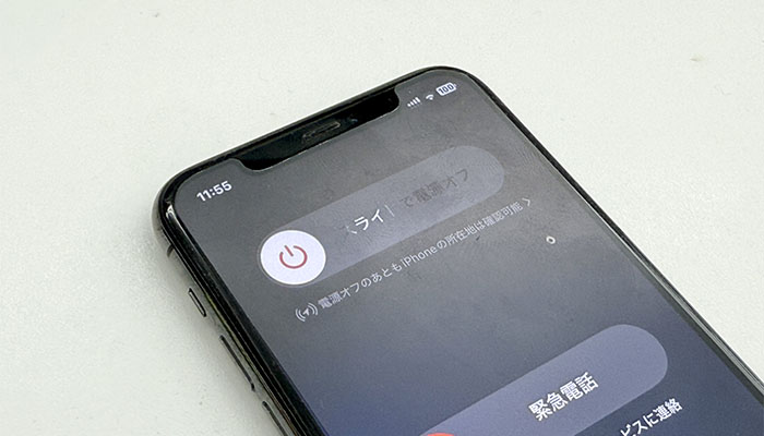 iPhoneの電源を切ろうとしている