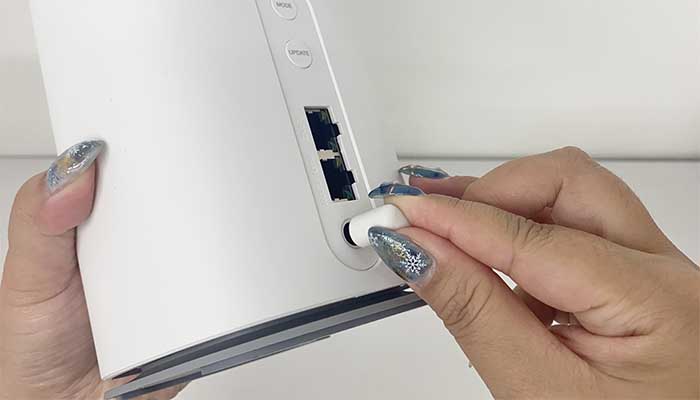 【L13】ACアダプタを差し込む