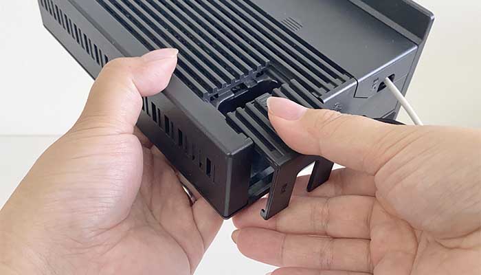 ONUのLANケーブル差込口のカバーを開ける