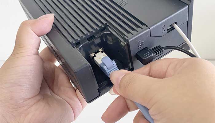 ONUにLANケーブルを挿す