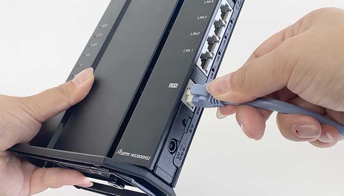 無線ルーターのWANポートにLANケーブルを差し込む