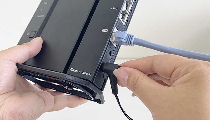 無線ルーターのACアダプタを挿して電源を入れる