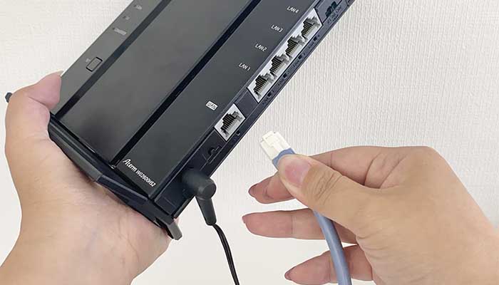 【転用・事業者変更】ルーターからLANケーブルを抜く