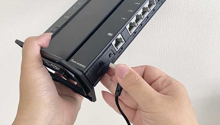 【転用・事業者変更】ルーターから電源ケーブルを抜く