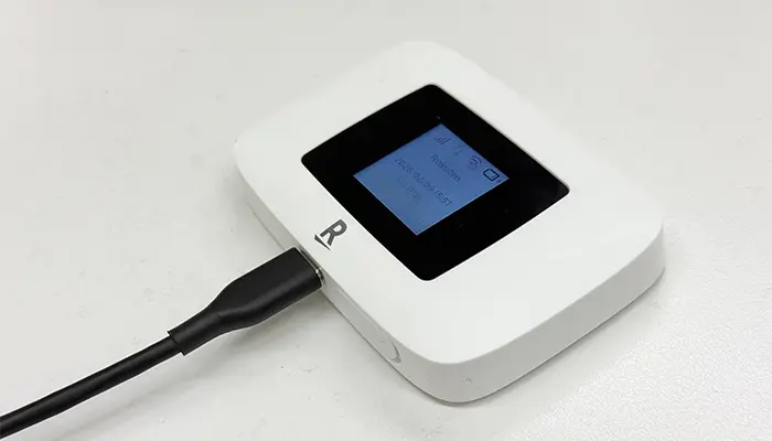 ポケット型WiFiを充電している写真