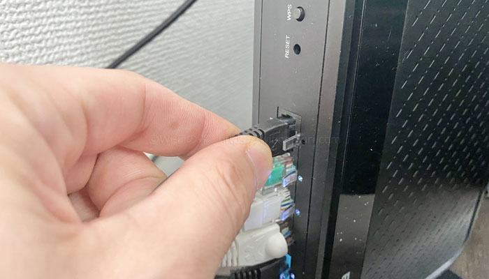 ルーターにLANケーブルを挿す