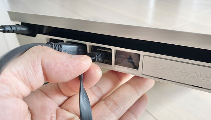 PS4にLANケーブルを挿す