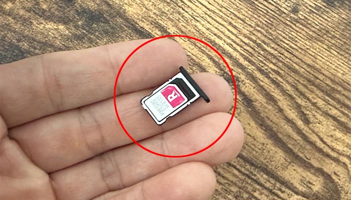 5G 01のSIMカードソケットに楽天モバイルのSIMカードを入れる