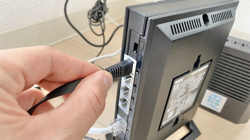 ルーターにLANケーブルを挿す