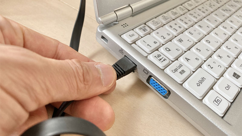 パソコンにLANケーブルを挿す