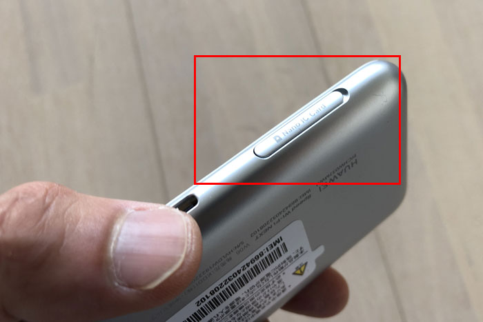 SIMカードはルーターの右下に入れるところがある