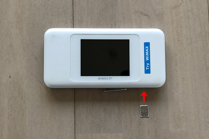 この向きでSIMカードを入れる