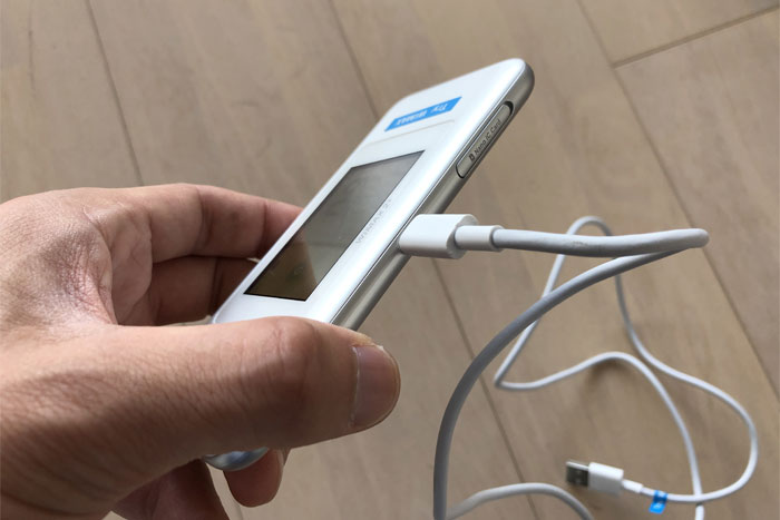 ルーターの真ん中下に充電ケーブルが挿せる