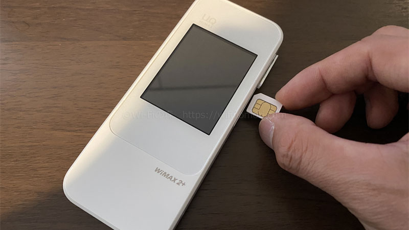 W04にSIMカードを入れ、電源を入れる