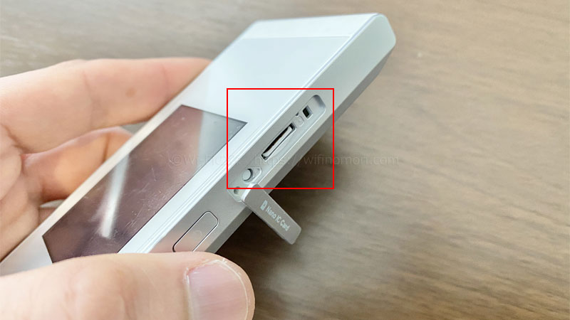 W05にSIMカードを奥までしっかり入れる