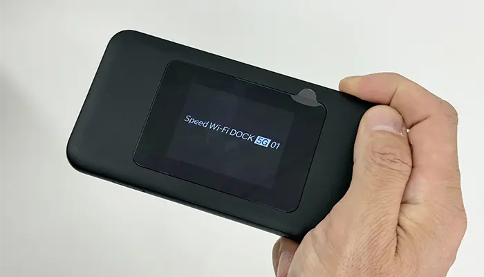 WiMAXモバイルルーター5G01の電源を入れている写真