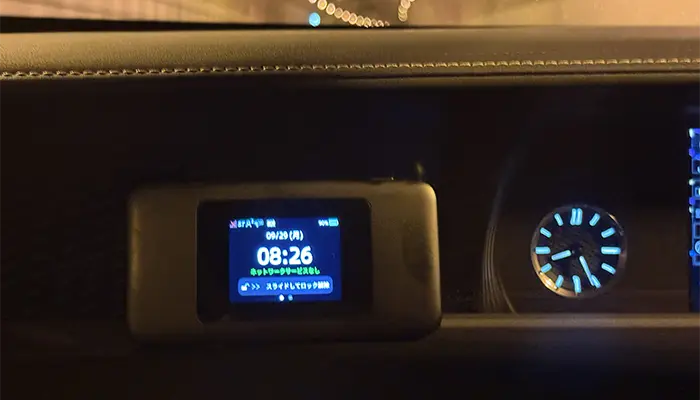 高速道路のトンネル内で圏外になっているWiMAXの写真