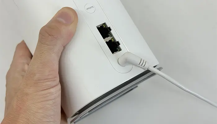 WiMAXホームルーターL13の電源を入れている写真