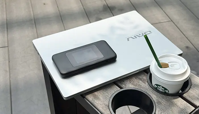 WiMAXのモバイルルーターを外で使っている様子