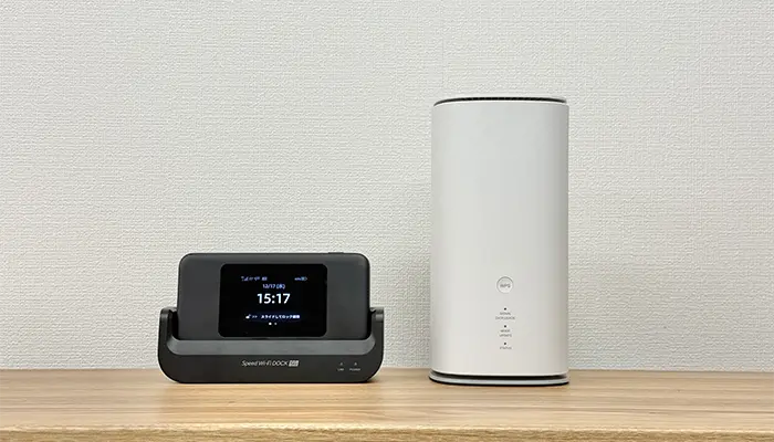 WiMAXのモバイルルーターとホームルーターが並べられている写真