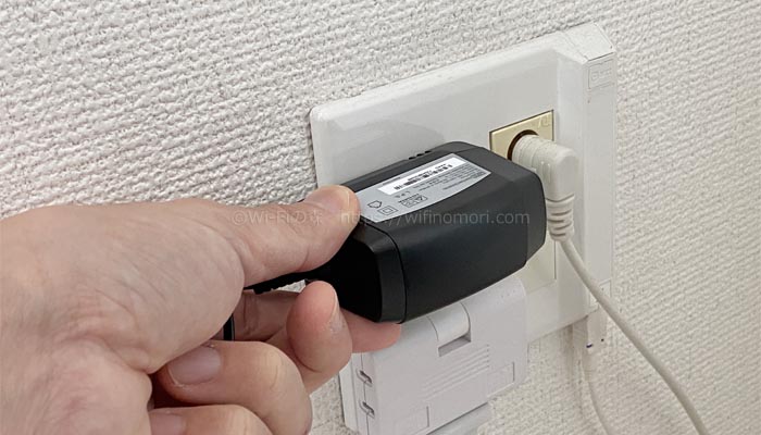 電源をコンセントに挿す