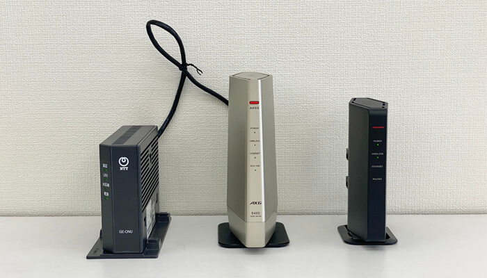 ONUとWSR-5400AX6がつながっていて、WSR-3600BE4Pだけつながってない、3つ並んだ写真