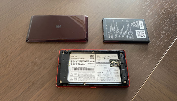 ルーターの裏カバーを外し、バッテリーも外します