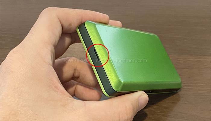 凹みに指（爪）を引っ掛けて裏カバーを外す